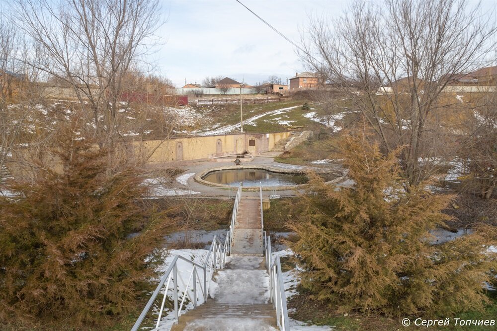А вот и мост и вид на родник
