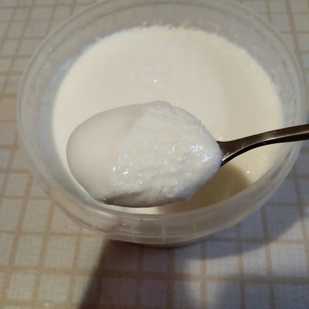 Приготовила в пятницу домашний йогурт. Вкусный, но не очень густой. Видимо, молоко было не то!