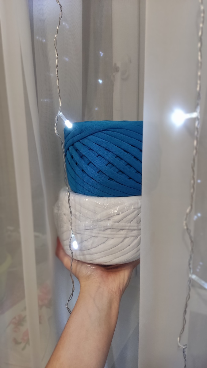 Вот так выглядит клубок нити, длинной 100м. Вы посмотрите на размеры этих клубочков! 