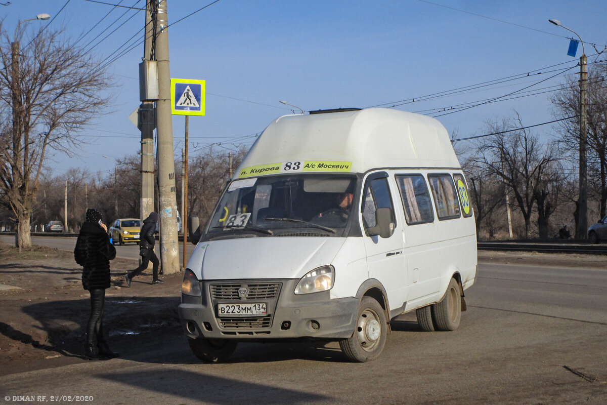 Луидор-2250 маршрута № 83 «Автосервис «Москвич» — Посёлок имени Кирова» сворачивает с улицы 40 лет ВЛКСМ на улицу имени Командира Рудь