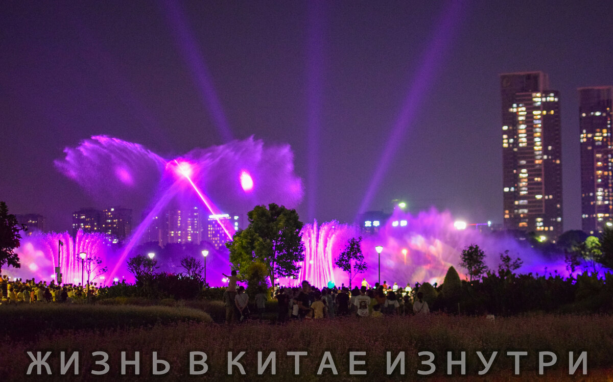 А вот великолепные шоу в Китае проходят постоянно. Причем бесплатно для всех желающих