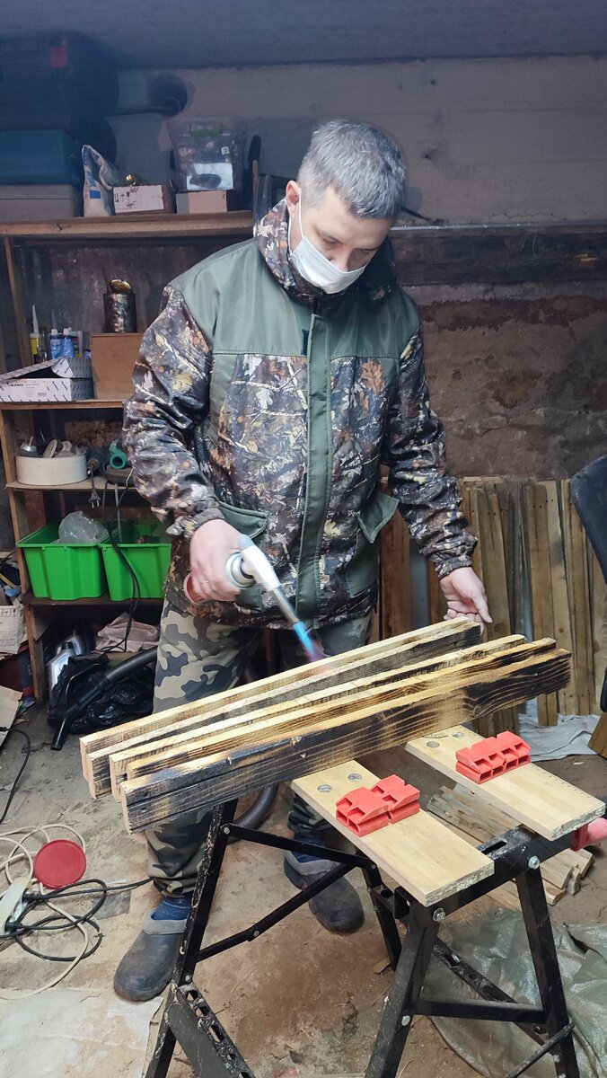 Обжигает доски со всех сторон