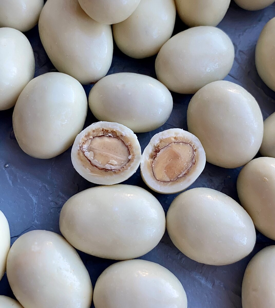 Фотография конфет с использованием этих карамелизованных орешков.