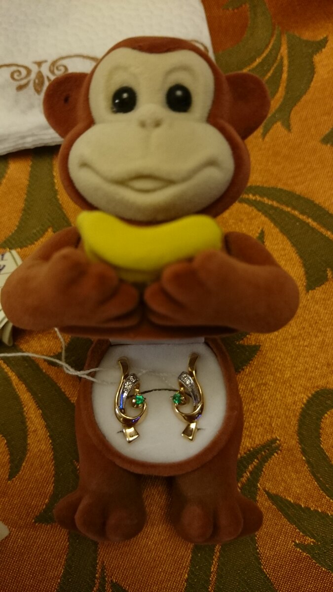 Золото, бриллианты, изумруды - очень красиво. На 30 лет подарено. Теперь только на фото