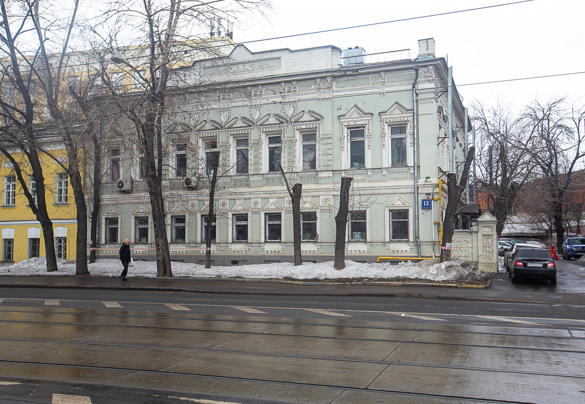 "Дом с каменными петушками" - городская усадьба кожевенника Скворцова. Москва, Кожевническая улица, 13с1. Фото автора статьи (ещё 1 фото)