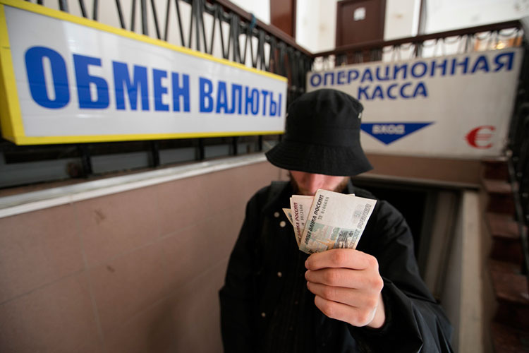 «Выйти в валюту крайне сложно; по слухам, некоторые банки предлагают своим премиум-клиентам наличный бакс по 92–95 рублей за штуку, что несколько отличается от биржевого курса». Фото: «БИЗНЕС Online»
