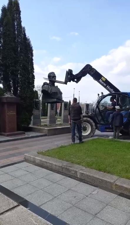 В Ровно демонтировали памятник легендарному советскому разведчику Николаю Кузнецов
