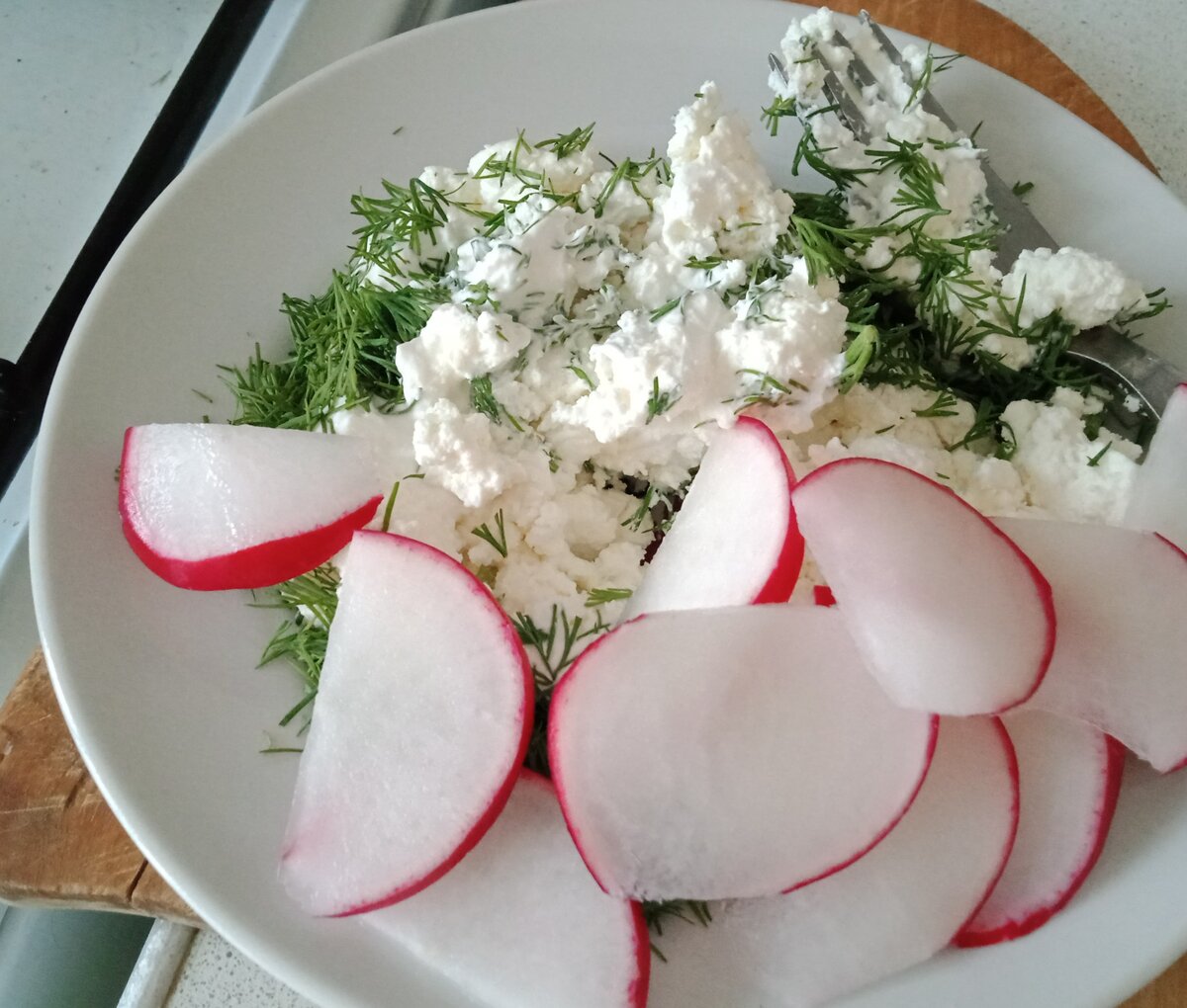 Ароматный творог с зеленью и чесноком! Вкусное и полезное блюдо как раз для периода межсезонья! Насытит вас и витаминами, и кальцием! Подойдет для полезного сытного завтрака, полдника или просто как закуска. Все очень быстро, просто и из доступных продуктов.Творог берите домашний, желательно чтобы процент жирности был бы повыше, в идеале 9-18%. Лучше всего, если вы будете использовать домашний творог собственного приготовления: текстура такого продукта более однородная не содержит крупинок, кроме того, конечно, такой творог гораздо полезнее. Зелень берите любую свежую:  отлично подойдет укроп, петрушка, базилик, зеленый лук и другая зелень.Такой творог прекрасно подать на завтрак или полдник. Он вкусен сам по себе. Но также его можно использовать в качестве намазки на хлеб или тосты, для фарширования половинок яиц или помидоров, и даже в качестве начинки для пирожков, слоек и других кондитерских изделий.На правильном питании творог является чуть ли не одним из самых популярных продуктов, все благодаря небольшой калорийности, высокому содержанию белка, кальция и других макро- и микроэлементов, необходимых для нашего организма. Именно поэтому сегодня несколько идей с использованием творога, которые помогут разнообразить ваш рацион здорового питания. 
Хочу отметить, что лучше не увлекаться обезжиренными молочными продуктами, так как усвоение кальция происходит только при наличии жиров. Поэтому при выборе творога стоит отдать предпочтение продукту с жирностью 4–9 %. Также в хорошем твороге не должно быть растительных жиров, крахмала и различных искусственных наполнителей.