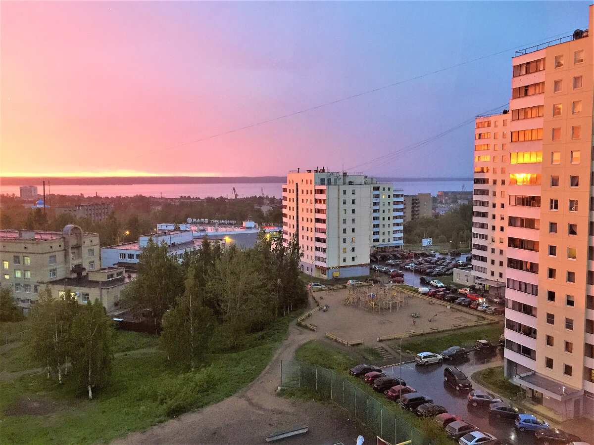 Вид из окна нашей бывшей квартиры на 9-ом этаже в Петрозаводске. Вид из моего кабинета.