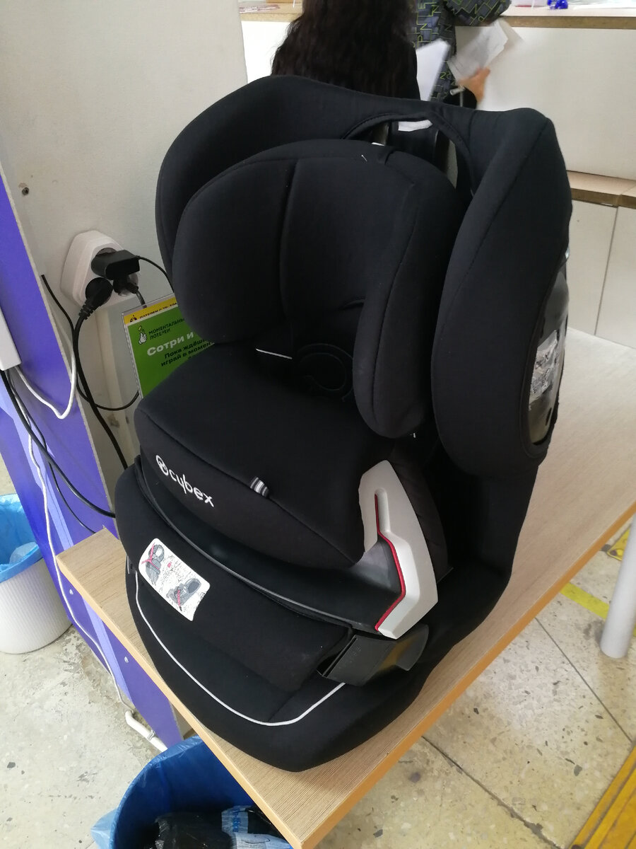 Готовое к отправке детское кресло, впервые посетившее отделение Почты России.