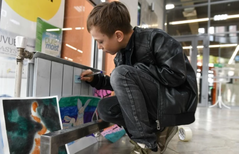 Свои творения юный художник продает по 300 рублей