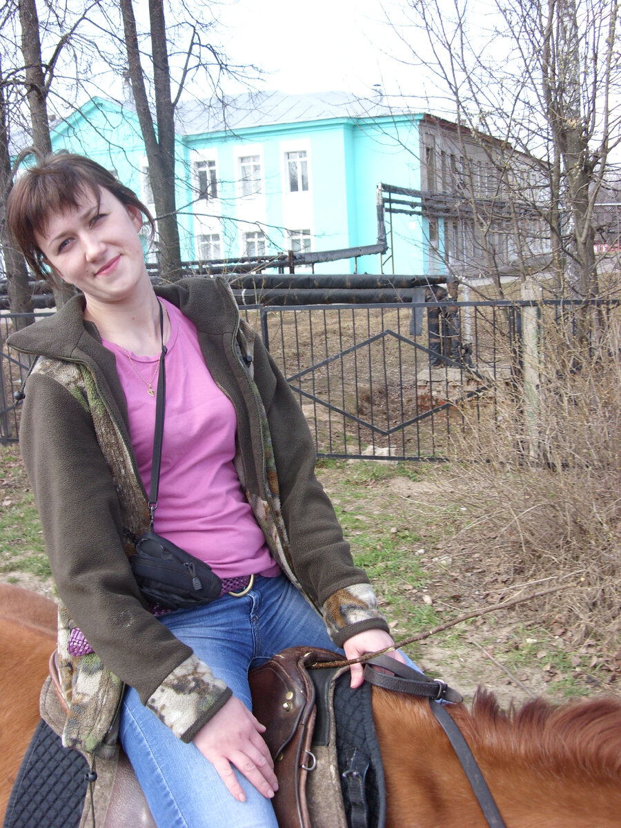 Конная прогулка. Проезжаю на лошади мимо своей школы. Еще в МО.