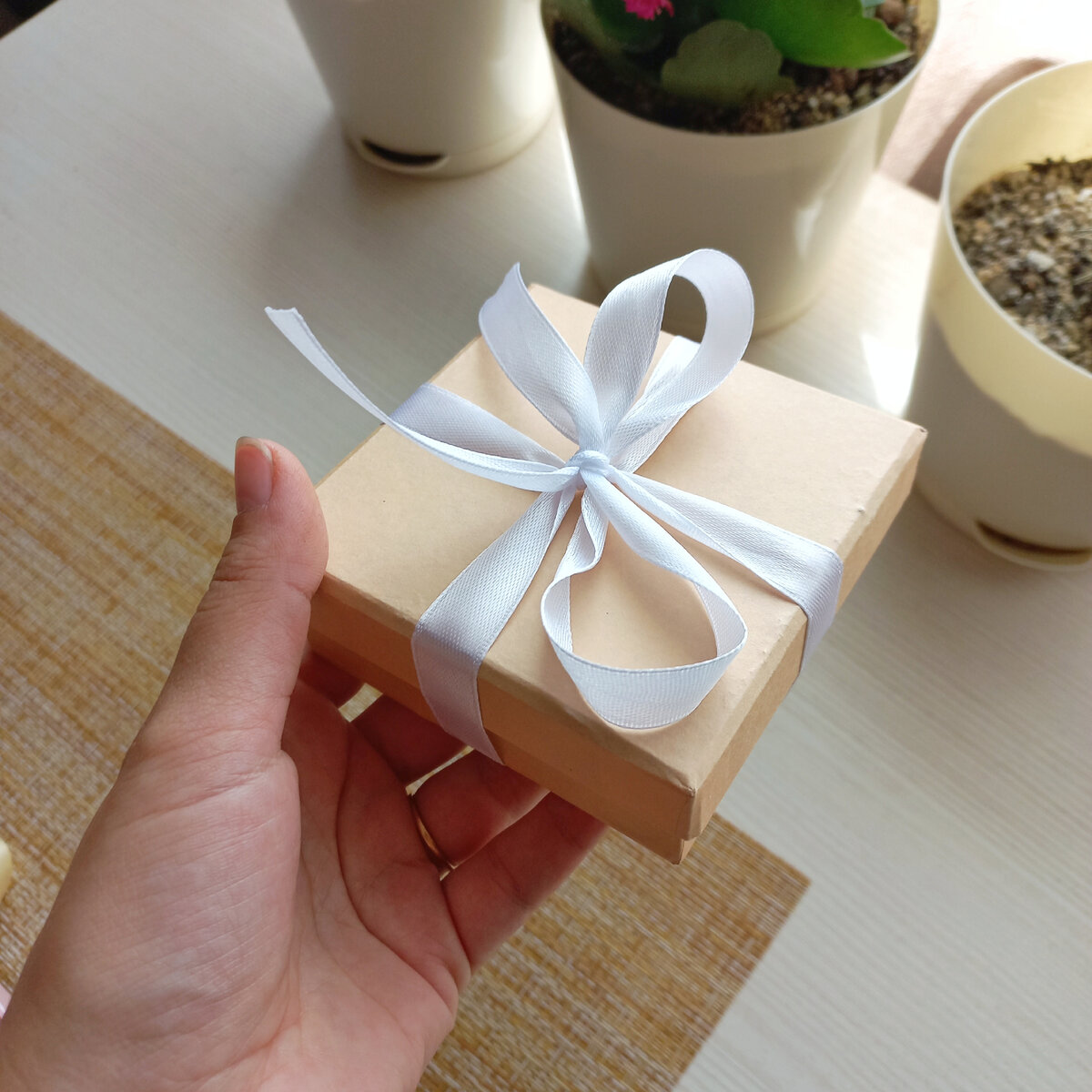 Упаковка для корпоративных подарков и именных сувениров: несколько идей по оформлению