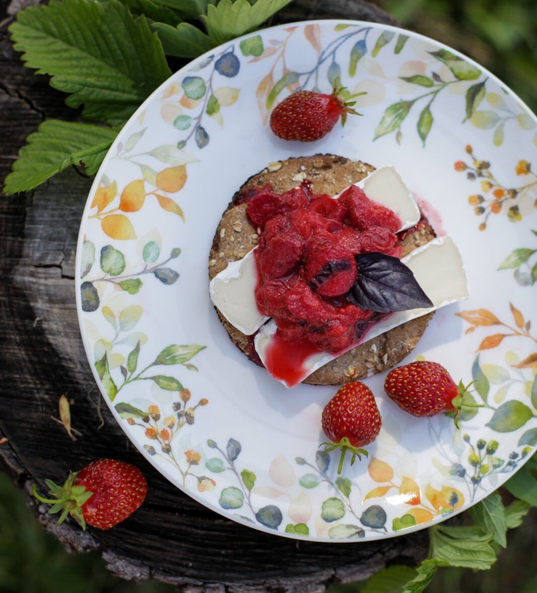 Чудесный завтрак на пенечке от Даши Третьяковой: сыр, базилик, ягодки, мята, зерновой хлебец. 