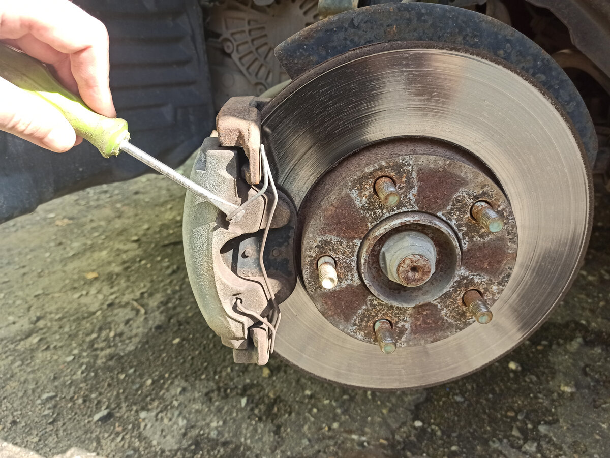 пружинная скоба на суппорте