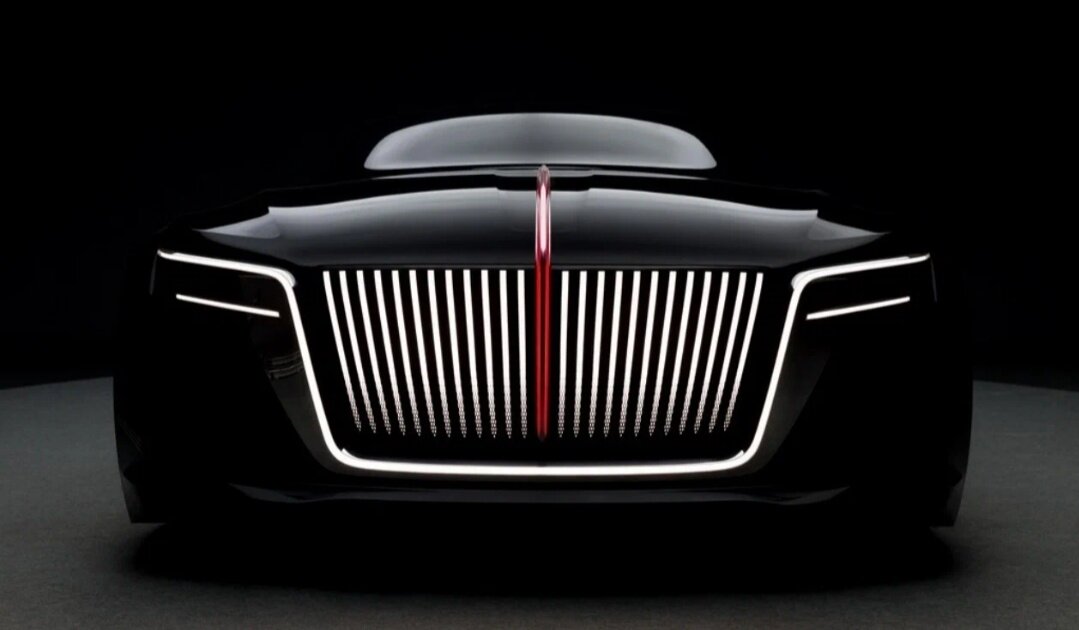 Название бренда Hongqi «Хунцы»,  в переводе означает «Красное знамя», именно об этом нам говорит огромный знак на капоте