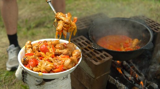 Процесс приготовления куриных ножек в казане на костре