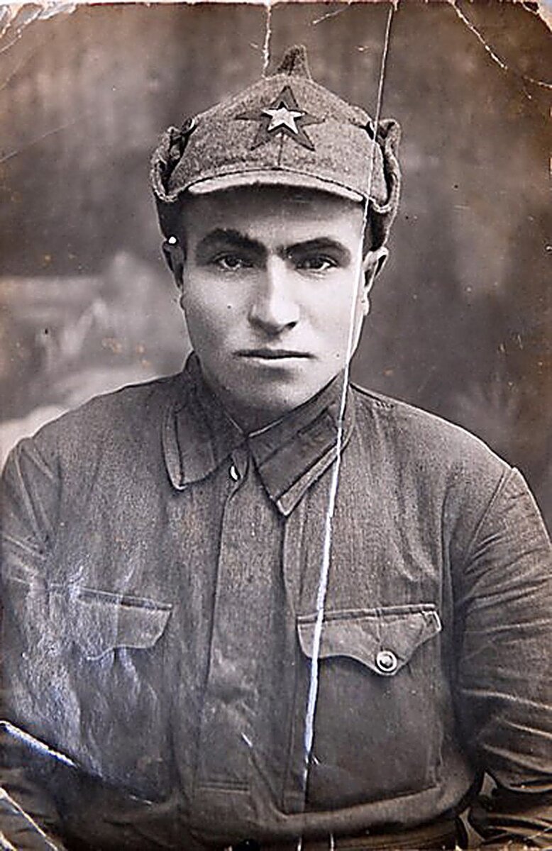 Семен Константинович Гитлер. Источник фото: https://m.fishki.net/2792964-arhivnye-fotografii-vtoroj-mirovoj-vojny/gallery-6128217-fotografija-na-kotoroj-predpolozhitelyno-izobrazhyon-krasnoarmeec-semyon-gitler-photo.html