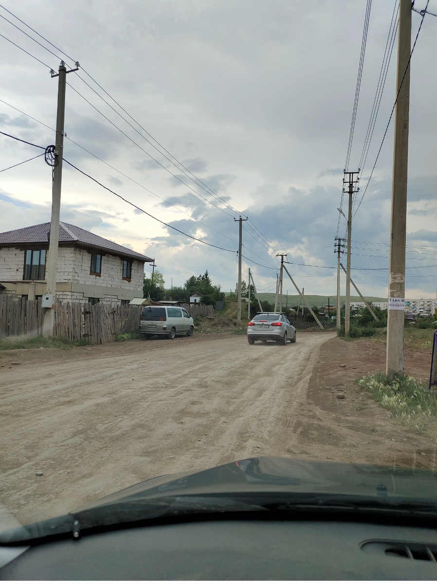 Это единственный снимок того места, где мы жили. Название поселка так и не поняла, покажу позже. Локация в смысле. Сарайчик сняла. Далее снимки красот.