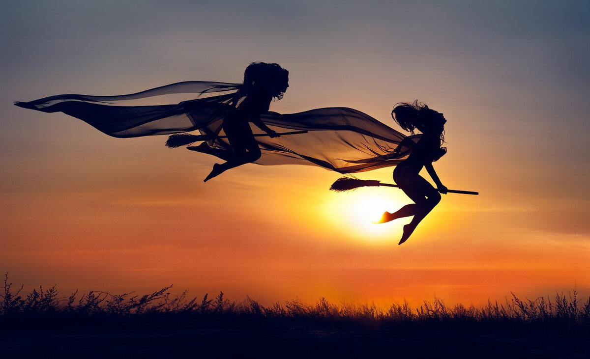 Вертолет в небе. На метлах летать будете. Человек в полёте. На метлах летать будете. Вид с иллюминатора самолета.