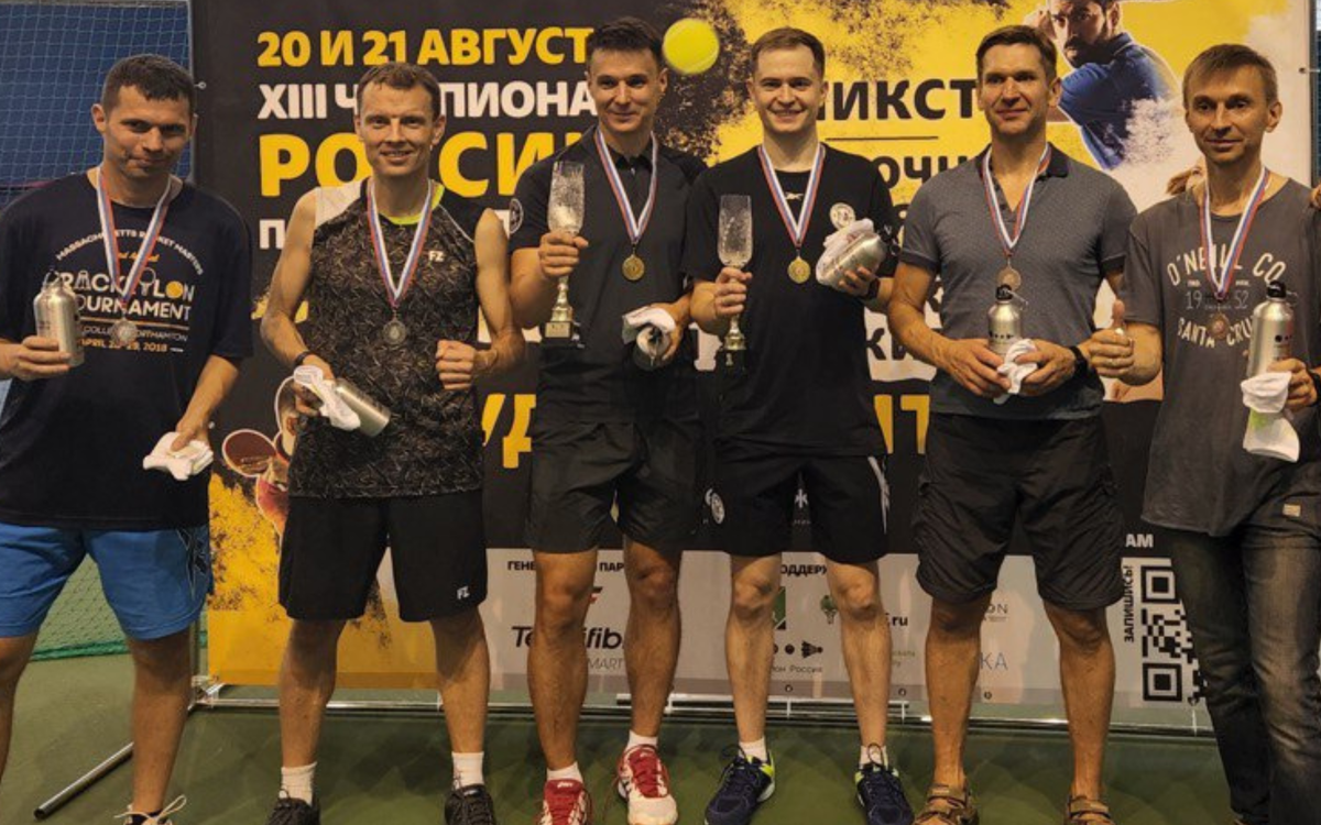 В центре: победители XIII Чемпионата России по Ракетлону — директор клуба Newton Arena Александр Монаков (слева) и тренер клуба Евгений Орнатов (справа).