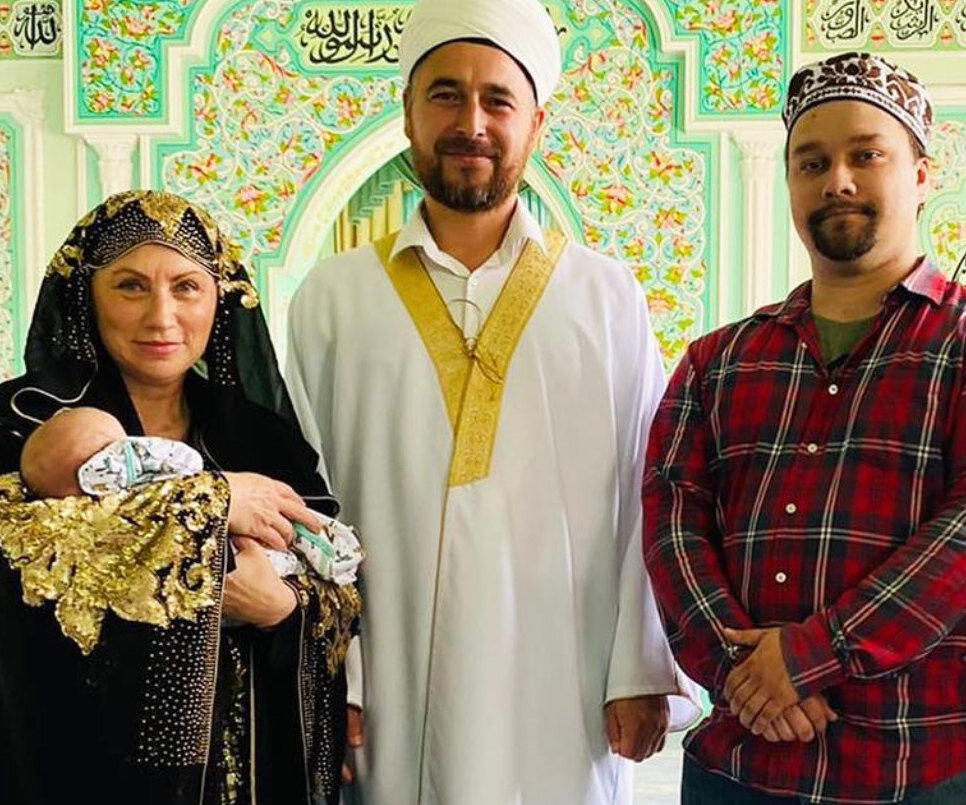     «Моя внучка прошла обряд имянаречения»: Роза Сябитова снялась с новорожденной в мечети