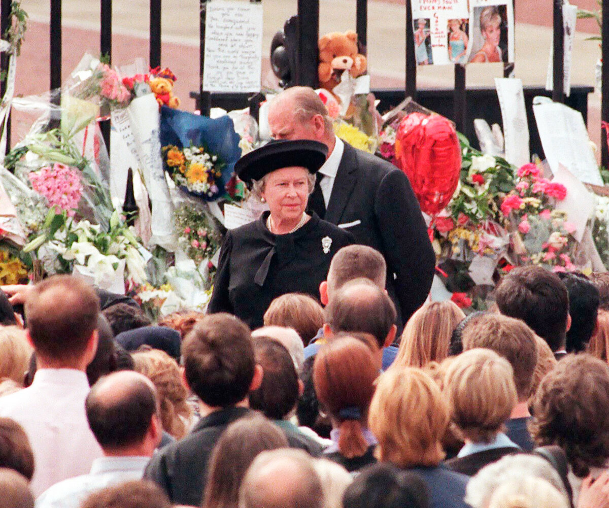     Непозволительный жест для королевской семьи: как Елизавета II нарушила протокол во время похорон принцессы Дианы