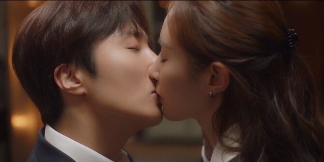 Поцелуй главных героев в конце истории. Кадр из фильма