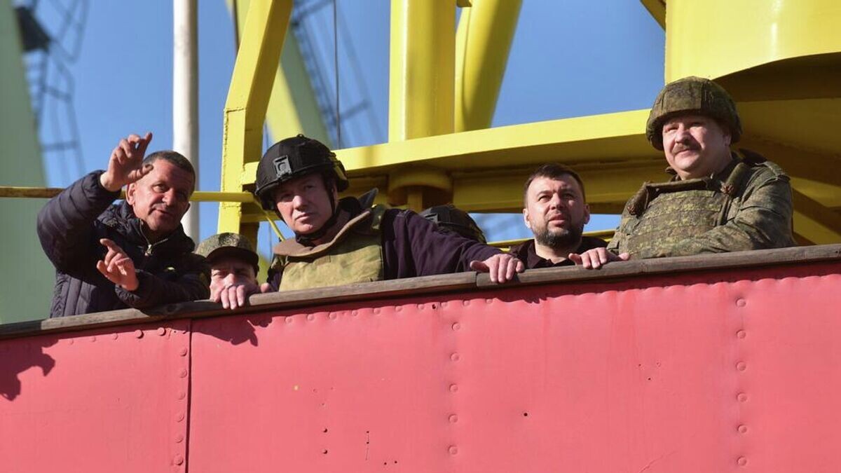    Глава ДНР Денис Пушилин и председатель правительства РФ Марат Хуснуллин посетили порт в Мариуполе© РИА Новости / Пресс-служба главы ДНР Д. Пушилина