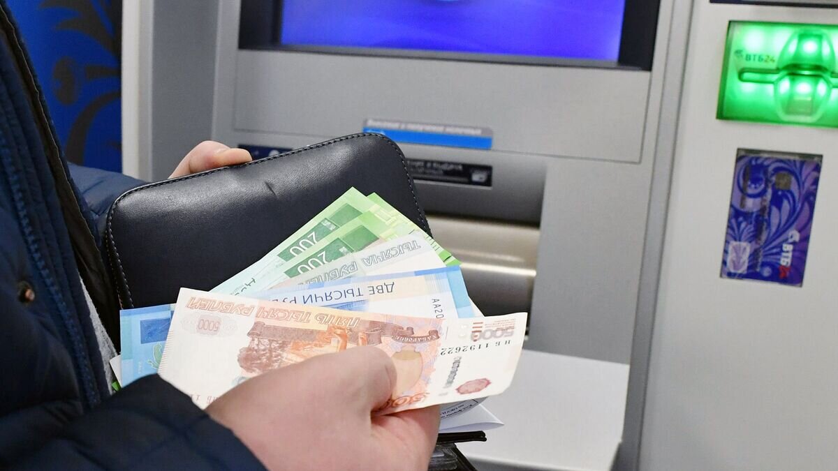    Снятие денег в банковском терминале в Москве© РИА Новости / Михаил Воскресенский