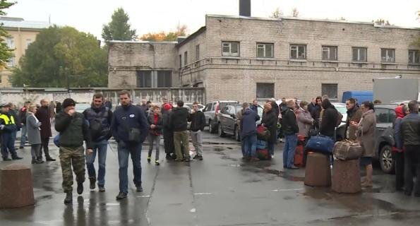    Мобилизованных Выборгского района отправят на службу.Скриншот видео телеканала "Санкт-Петербург".