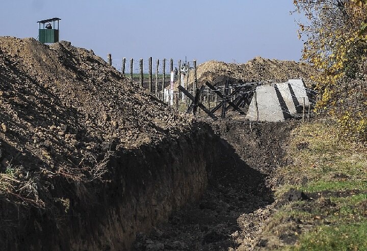 "Стена Яценюка" никак не помогла Украине. Источник: "Википедия"