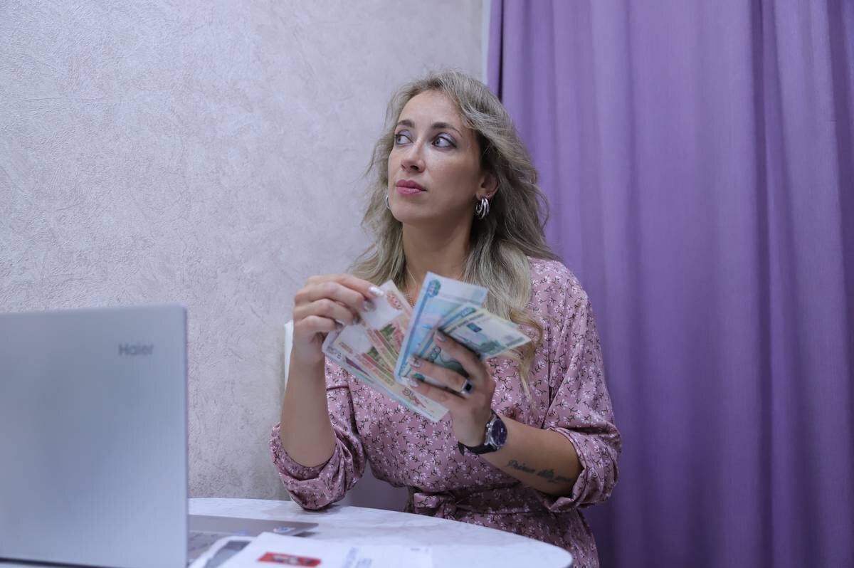    Москвичка Татьяна Самарина считает деньги. С минимальным риском в нынешних условиях их можно инвестировать в депозитные счета / Фото: Анатолий Цымбалюк / Вечерняя Москва