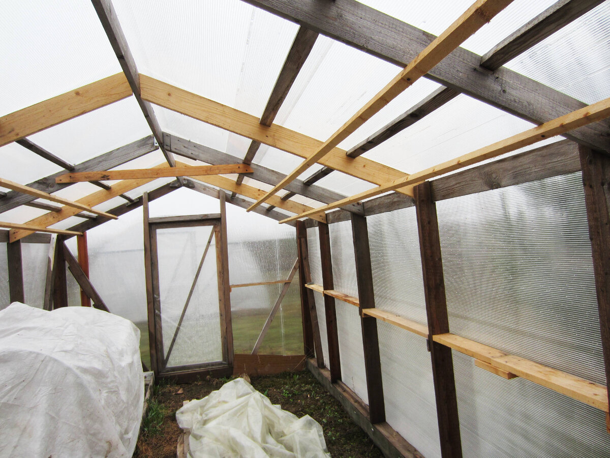 А вот, что было "до". Обратите внимание на расстояние между лагами на крыше. И толщину досок. Тем не менее почти 10 лет никаких проблем не было. А тут бац, и зимой снег. Вот неожиданность-то!