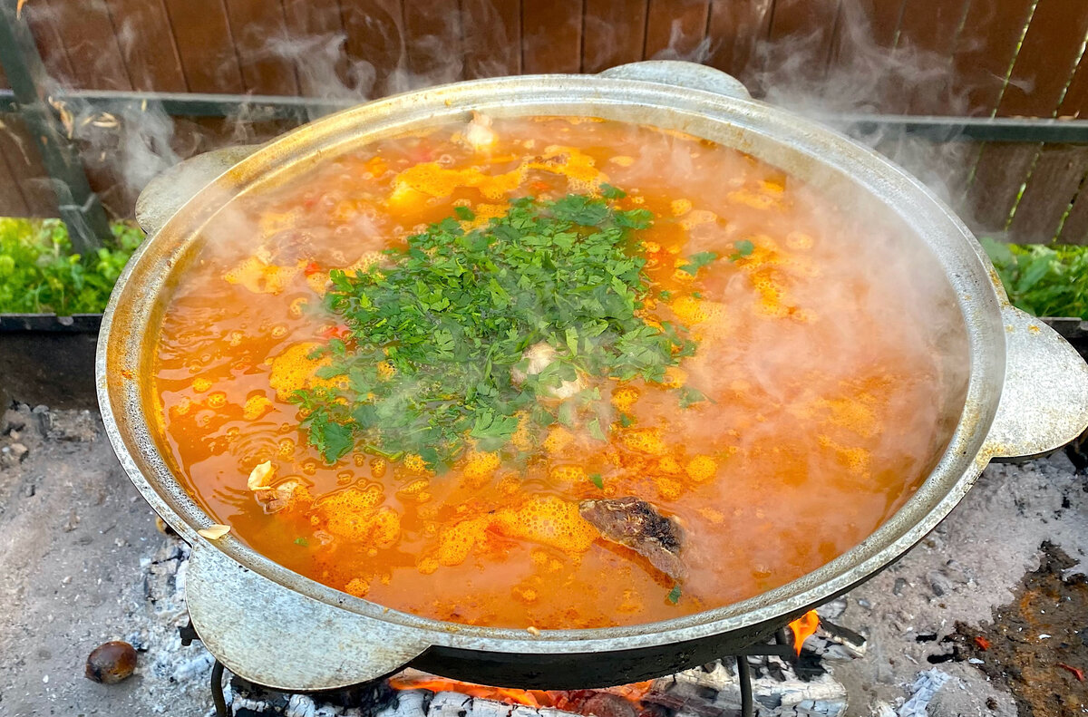 Ребрышки с овощами в казане на костре. Блюда на мангале в казане на костре.