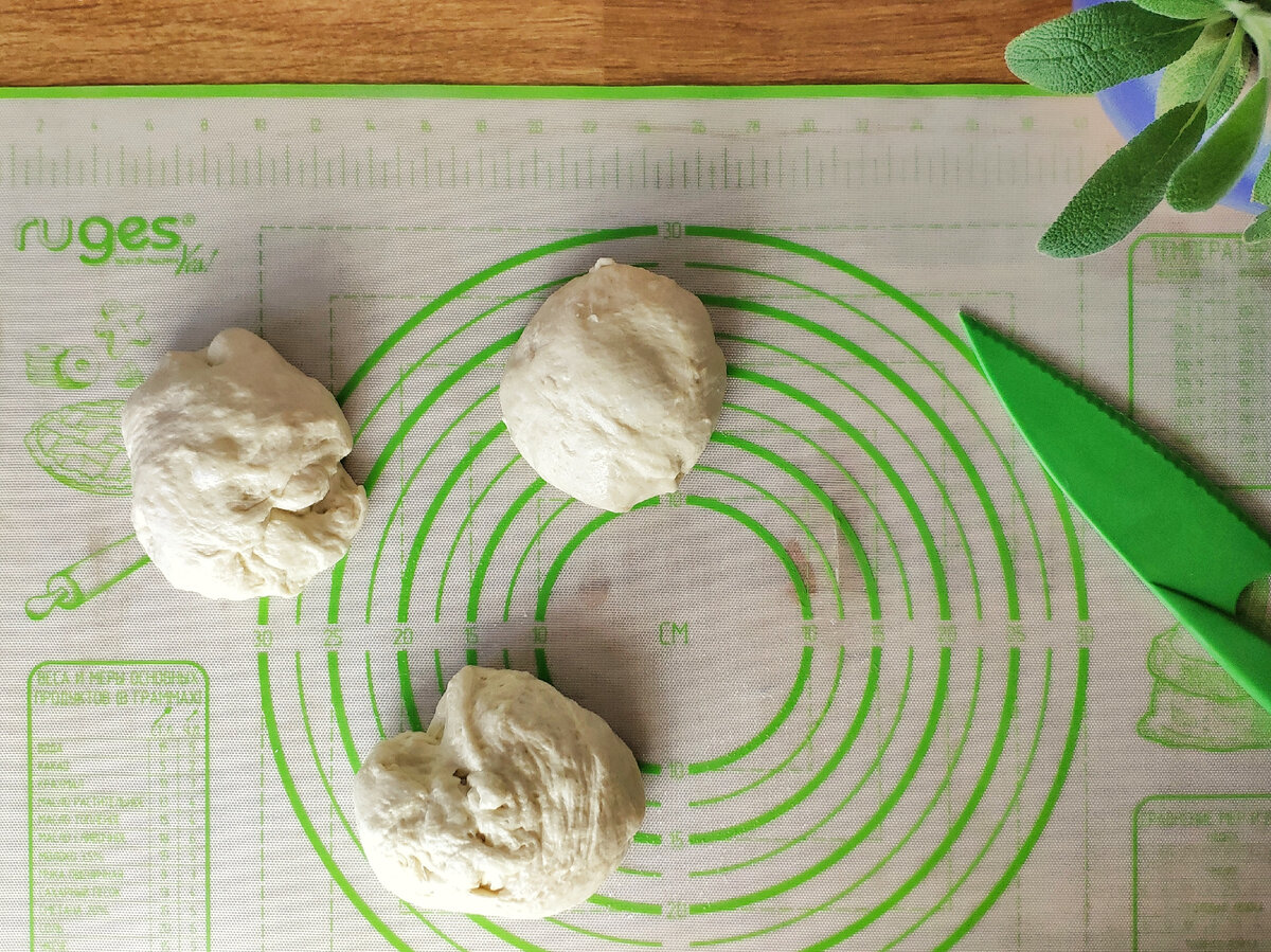 Тесто разделить на 3 части