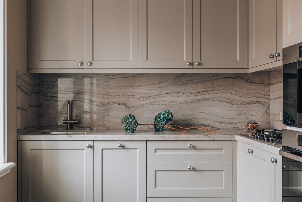 Перепланировка старого фонда. Элегантный классический интерьер квартиры с высокими потолками