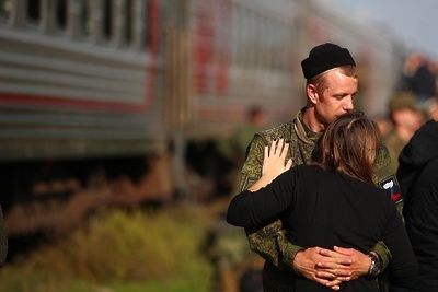    Мужчина, призванный на военную службу в ходе частичной мобилизации и прошедший одиночную огневую подготовку на полигоне в Волгоградской области, в ходе отправки в учебный центр для завершения подготовки по программам боевого обучения ©Кирилл Брага РИА Новости