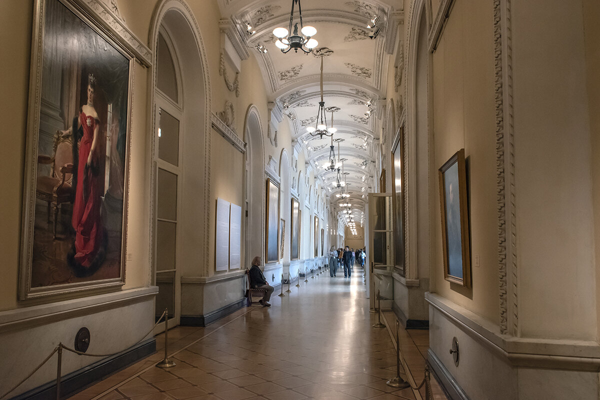 Портретная галерея дома Романовых в Зимнем дворце, зал № 151 (бывшая «Помпейская галерея»), построена после пожара 1837 года по проекту В. П. Стасова на месте нескольких небольших залов, перестроена в 1886 году по проекту А. М. Горностаева.  Фото автора.
