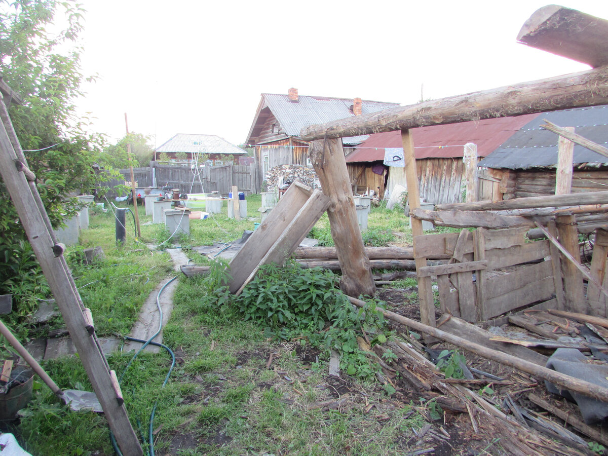 На заднем плане видны столбики.