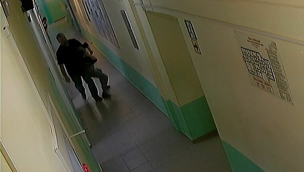     Мужчина грубо схватил подростка за шею и потащил по коридору