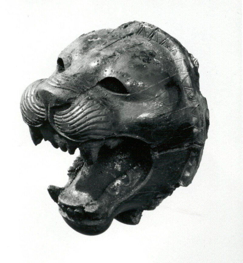 Элемент мебели, с головой льва, Месопотамия, Нимруд.