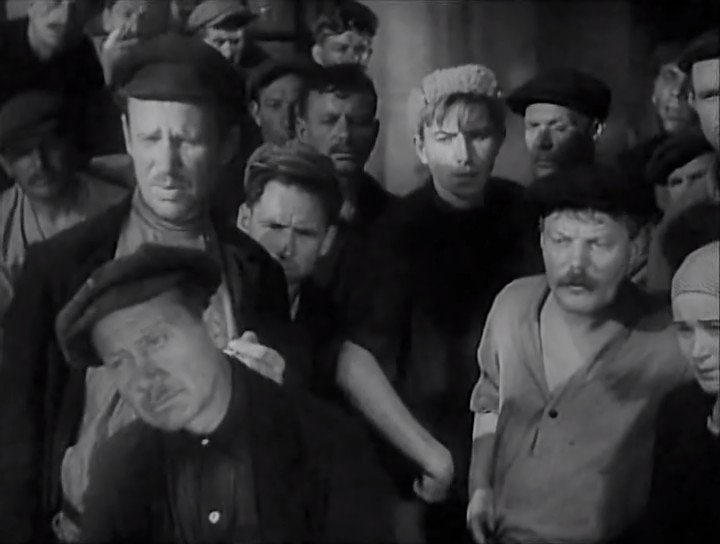 Кадр из кинофильма «Ленин в Октябре», 1937. Анатолий Папанов в роли рабочего (выглядывает справа вверху).