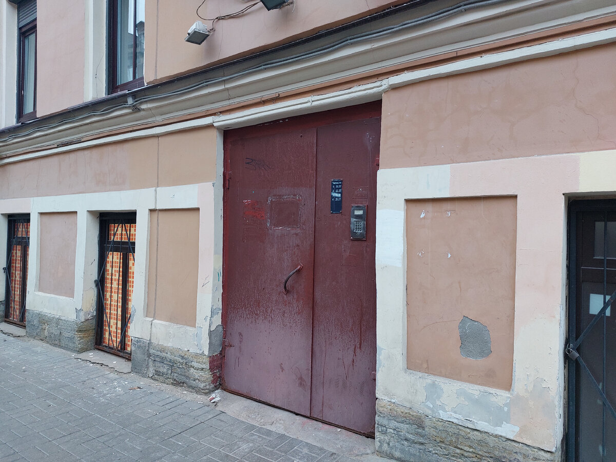 Дверь в парадную исторического дома с коммунальными квартирами (со стороны переулка Баскова)