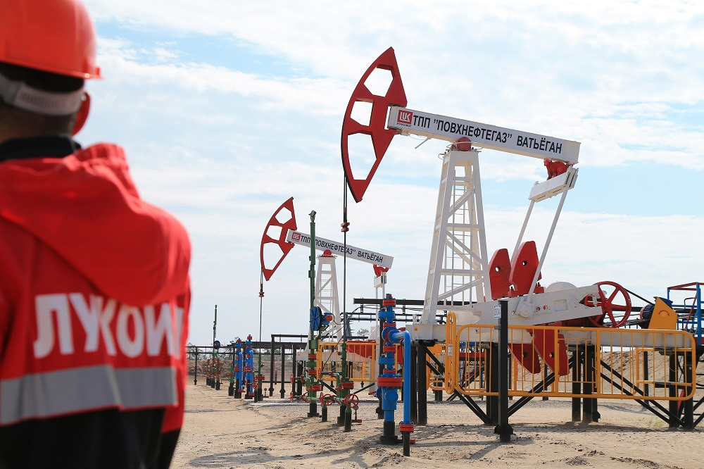 Нефтедобывающие месторождения лукойла. Лукойл добыча. Шельфовая добыча лукойл. Усинск лукойл нефть. Платформа лукойл в каспийском море филановского.