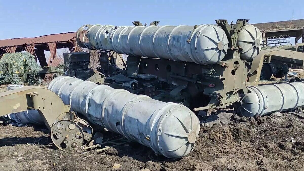    Уничтоженная позиция дивизиона зенитного ракетного комплекса С-300 ВСУ в населенном пункте Циркуны Харьковской области. Кадр видео© РИА Новости / Министерство обороны РФ
