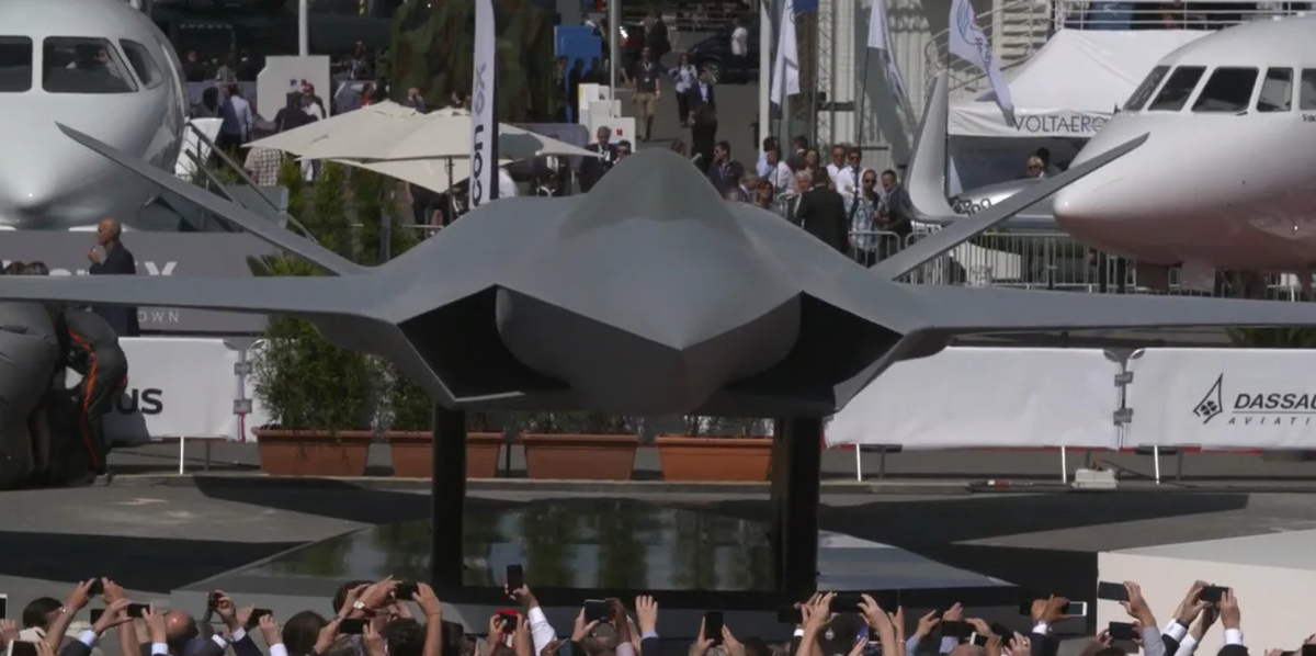 Концепт самолета будущего FCAS на парижском авиассалоне 2019. Посетители радостно фотографировали его, надеясь, что попадут в историю. Но с таким же успехом они могли бы фотографироваться у фанерной копии космического истребителя из "Звездных войн". Шансы когда-то взлететь у них примерно одинаковые. Фото Дассо Авиасьон