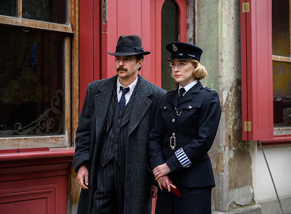 Кадр из фильма See How They Run. Режиссер: Том Джордж. Оператор: Джэми Рамсей. Производство: DJ Films, Fox Searchlight Pictures