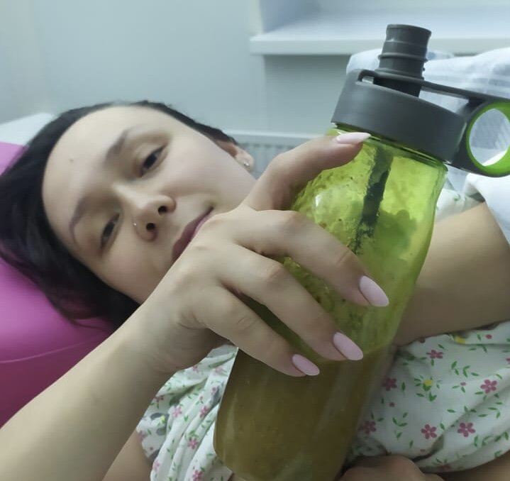 Это я сразу после родов, пью смузи.