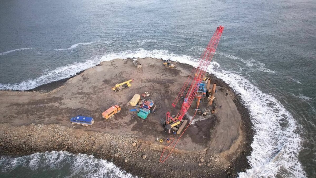     К порту возводится крупнейшая частная Тихоокеанская железная дорога протяженностью около 500 километров